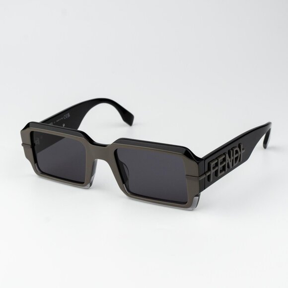 Fendi FENDIGRAPHY Men Sunglasses Rectangle Black Smoke FE40073U 05A BRAND NEW - Picture 1 of 11